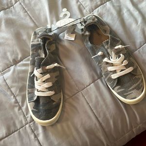 Brand new size 11 Maurice's camouflage flats